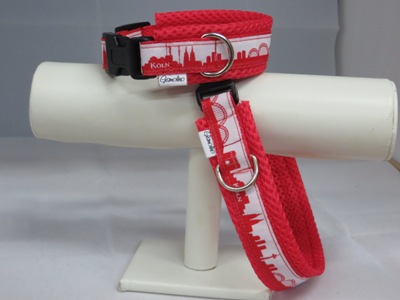 Rotes Gurtband mit Köln Motiv für eine Kundenbestellung.