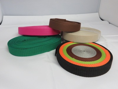 Gurtbänder in schwarz, orange, hellgrün, mittel- und dunkelbraun, beige, pink, hellgrau und mittelgrün.