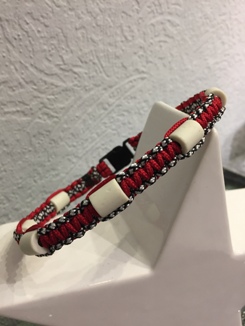 EM-Keramik Halsband in imperial rot und silver diamonds.