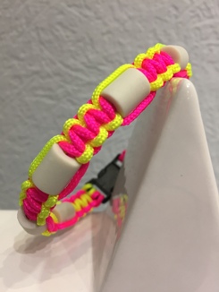 EM-Keramik Halsband in neonpink mit neongelb.