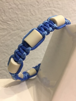 EM-Keramik Halsband in Colonial Blue und Baby Blue.