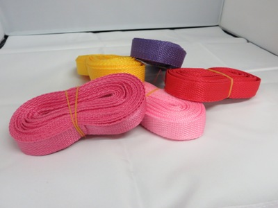 Gurtbänder in pink, rosa, gelb, lila und rot.