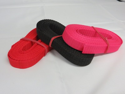 Gurtbänder 15 mm in rot, schwarz und pink.