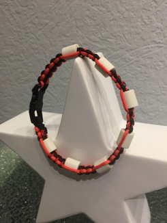EM-Keramik Halsband in neonorange mit schwarz.