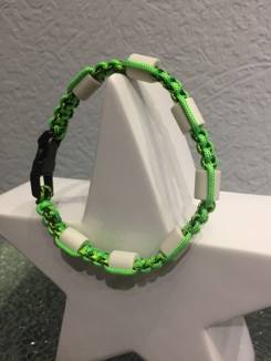 EM-Keramik Halsband in gecko mit neongrün.
